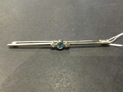 Petite broche barrette en or 18K (750/1000)...