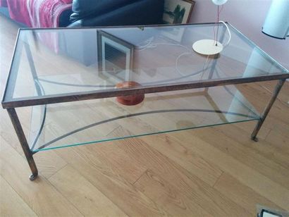 Table basse, piètement en métal réuni par...