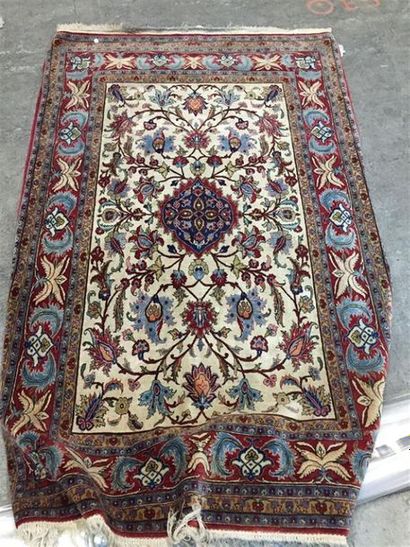 PERSE. 
Un tapis en laine et soie, à décor...