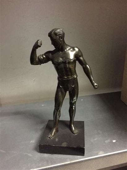 Petit sujet en régule représentant un gladiateur...