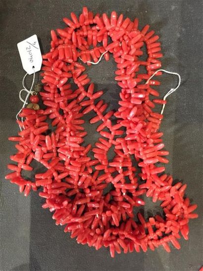 Un collier en corail sur trois rangs.
(accidenté)
Poid...