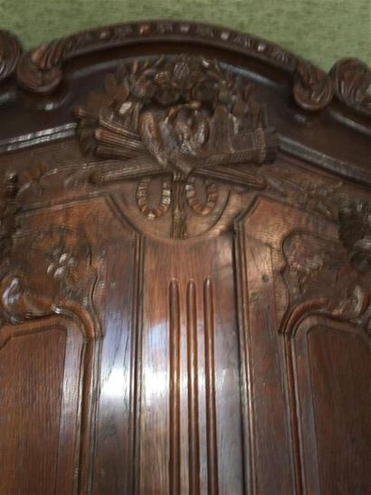 Une armoire de mariage en bois sculpté à...
