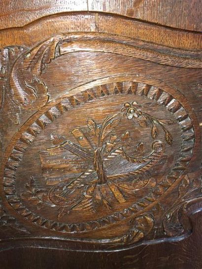 Une armoire de mariage en bois sculpté à...