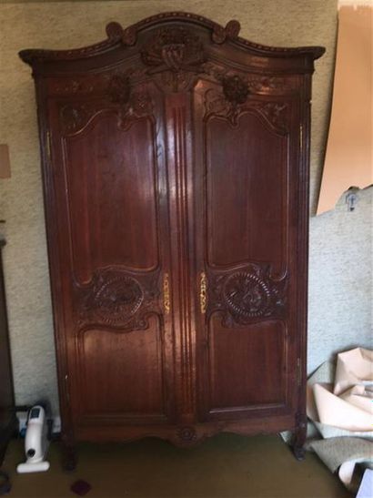 Une armoire de mariage en bois sculpté à...