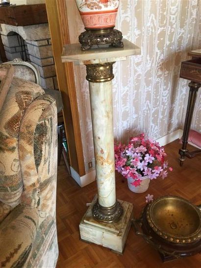 Une colonne sellette en onyx