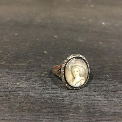 Bague en or rose bas-titre ornée d'une miniature...