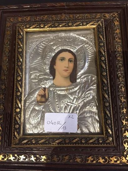 Une icone et sa rizza en métal repoussé représentant...