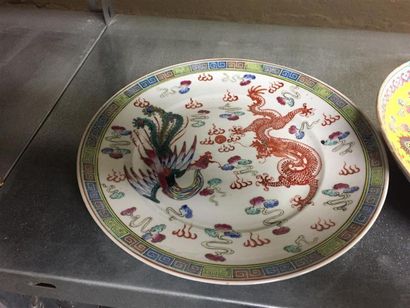 CHINE.
Plats rond à décor polychrome sur...
