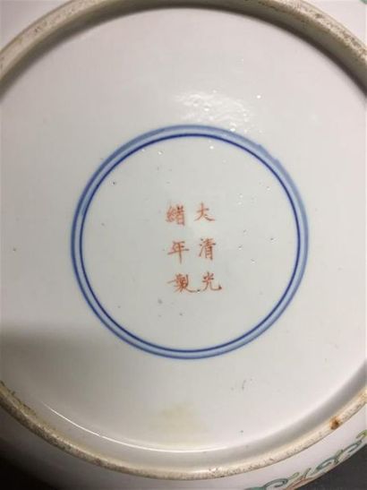 CHINE.
Plats rond à décor polychrome sur...