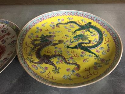CHINE.
Plats rond à décor polychrome sur...