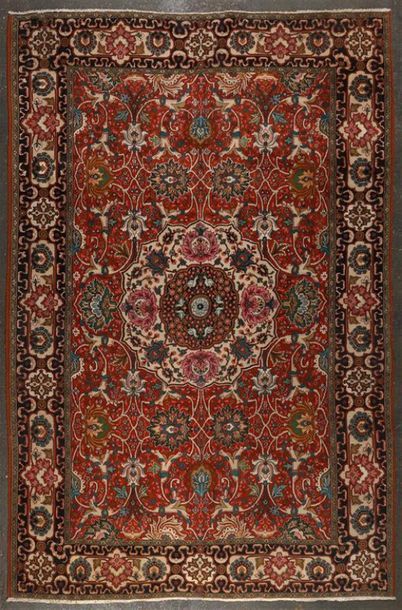 UN TAPIS EN LAINE ET SOIE à décor central...