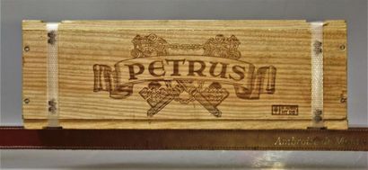 3 bouteilles PETRUS 2011. 
Logés en coff...