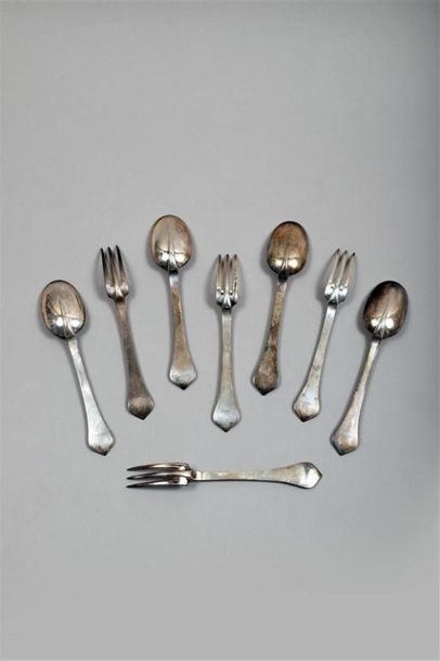 SUITE DE QUATRE COUVERTS À ENTREMETS en argent...