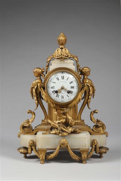 PENDULE DE CHEMINÉE en bronze doré et onyx,...