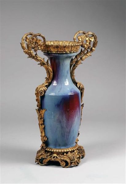 CHINE : 
IMPORTANT VASE BALUSTRE en porcelaine...