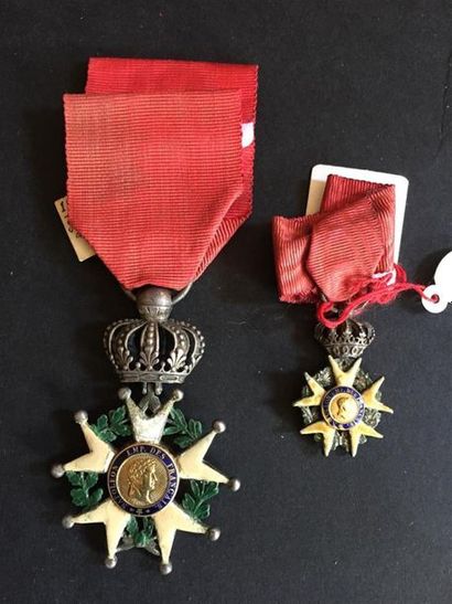 LOT DE DEUX DÉCORATIONS :
- Étoile DE CHEVALIER...