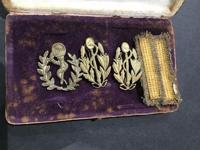 LOT DE 3 PALMES ACADÉMIQUES dont une miniature.
Une...