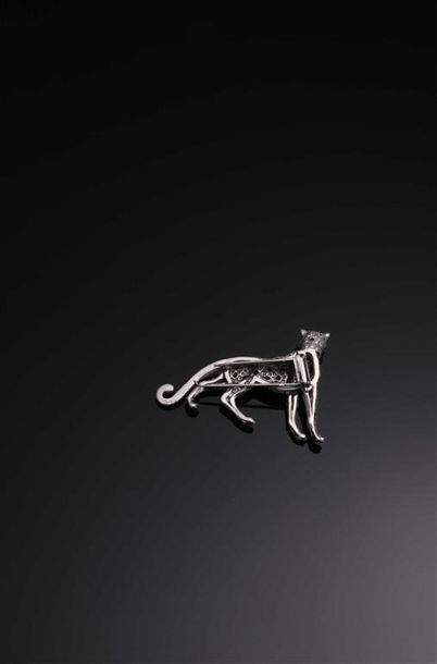 CARTIER. Vers 1985. 
BROCHE en platine figurant...
