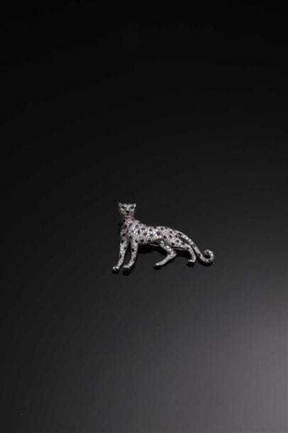 CARTIER. Vers 1985. 
BROCHE en platine figurant...