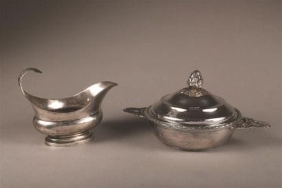 SAUCIÈRE CASQUE en argent uni (800/1000e).
Province,...
