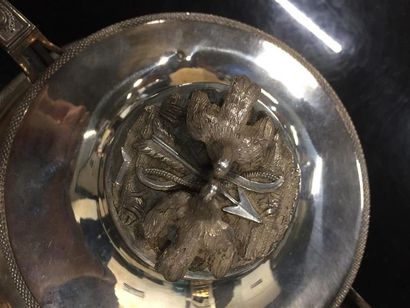 BOUILLON COUVERT ET SON PRÉSENTOIR en argent...