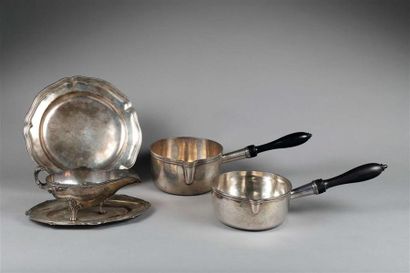 CASSEROLE en argent (950/1000e). Manche latérale...