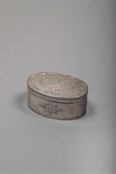 TABATIÈRE OVALE en argent (950/1000e) à décor...
