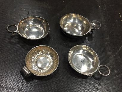 LOT DE QUATRE TASTE-VIN en argent (950/1000e)...