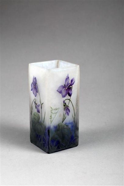 DAUM Nancy.
VASE à section carré en verre...