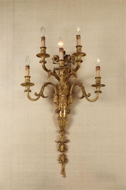 SUITE DE QUATRE APPLIQUES en bronze doré...