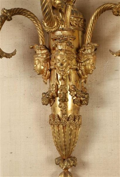 SUITE DE QUATRE APPLIQUES en bronze doré...