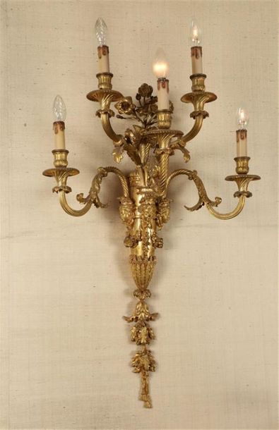 SUITE DE QUATRE APPLIQUES en bronze doré...
