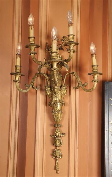 SUITE DE QUATRE APPLIQUES en bronze doré...