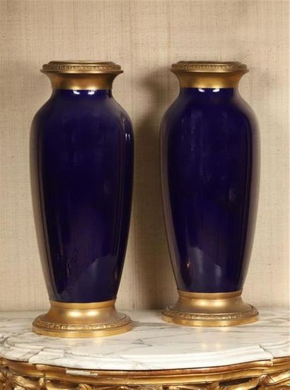 PAIRE DE VASES BALUSTRES en céramique à fond...