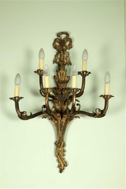 PAIRE D'IMPORTANTES APPLIQUES en bronze verni...