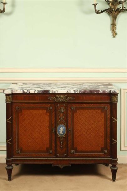 COMMODE À PORTES à décor marqueté de losanges...