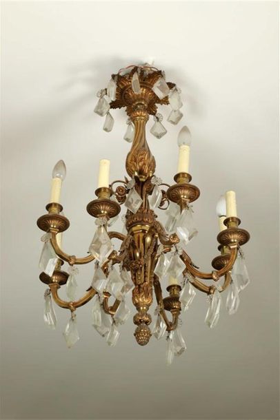 LUSTRE en bronze vernis à huit bras de lumière,...