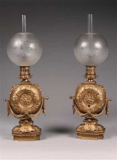 PAIRE DE LAMPES À PÉTROLE en bronze à patine...