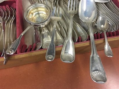 MÉNAGÈRE en argent (950/1000e), modèle coquille,...
