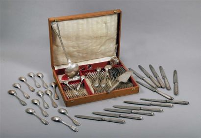 MÉNAGÈRE en argent (950/1000e), modèle coquille,...