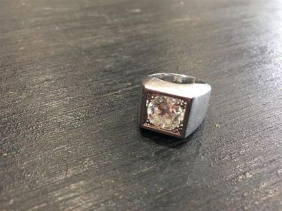 BAGUE CHEVALIÈRE en or gris 750 millièmes...