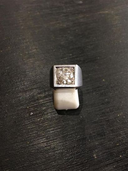 BAGUE CHEVALIÈRE en or gris 750 millièmes...