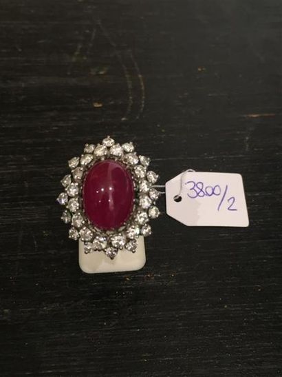 BAGUE MARGUERITE à deux rangs de diamants...