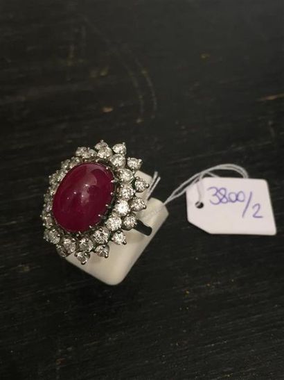 BAGUE MARGUERITE à deux rangs de diamants...