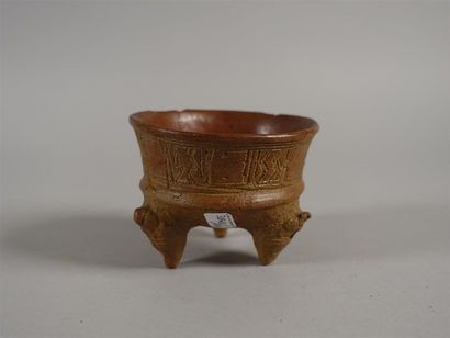 Petite coupe tripode en terre-cuite à décor...