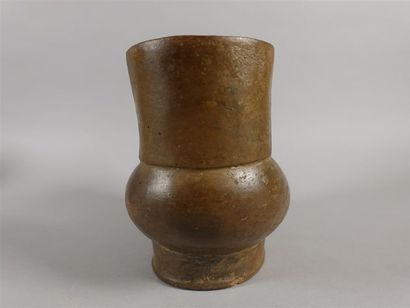 Vase en terre-cuite à deux cols et une petite...
