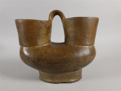Vase en terre-cuite à deux cols et une petite...