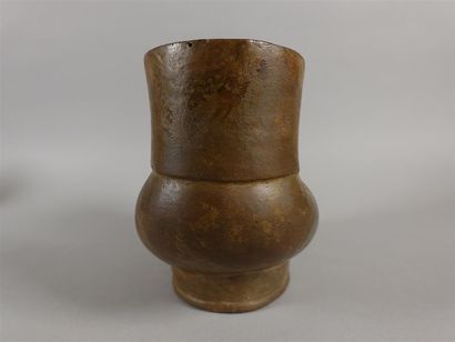 Vase en terre-cuite à deux cols et une petite...