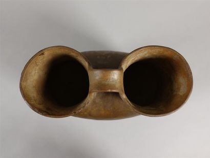 Vase en terre-cuite à deux cols et une petite...