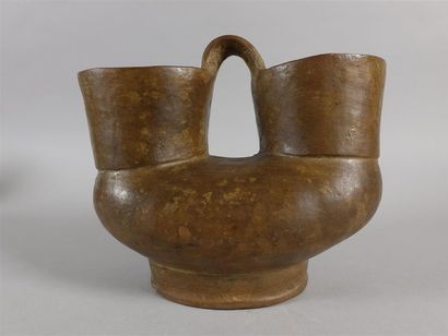 Vase en terre-cuite à deux cols et une petite...